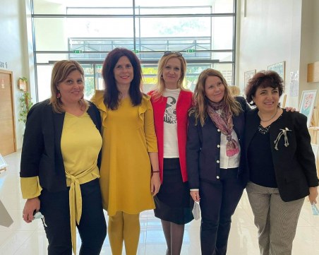 Студенти и преподаватели от МУ-Пловдив борят стреса с рисуване, показват творбите си в изложба