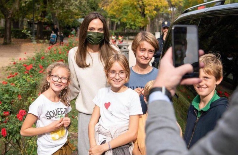 Анджелина Джоли с премиера на филм и разходка в Рим, срещна се и с десетки ученици