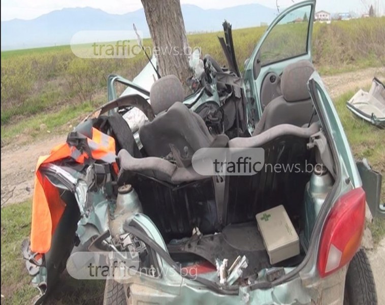 Кола се вряза в дърво край Пловдив, мъж е загинал на място