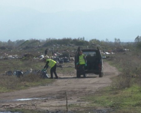 Хиляди тонове боклуци се трупат на незаконно сметище край Стряма