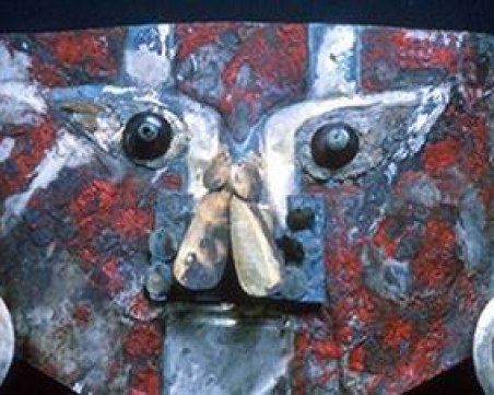 Откриха кръв в червената боя върху 1000-годишна златна маска от Перу