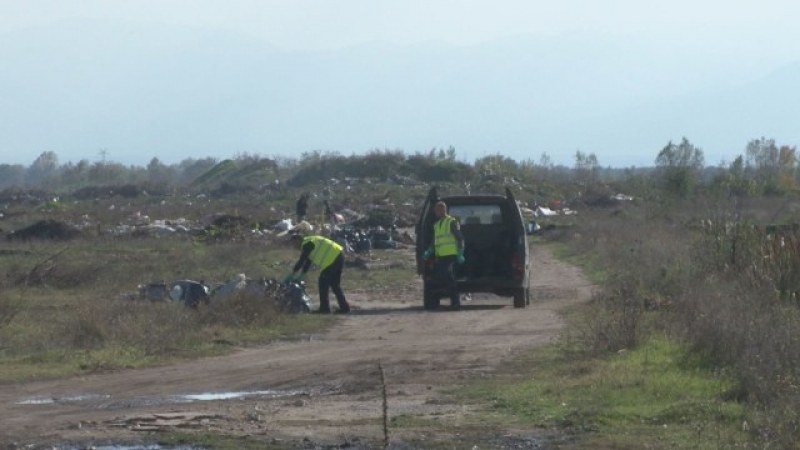 Хиляди тонове боклуци се трупат на незаконно сметище край Стряма
