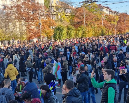 Хиляди на протест срещу мерките в София, блокираха движението на Орлов мост