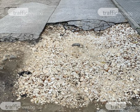 Изнервени шофьори заобикалят дупка на ВИК-Пловдив повече от месец, искат спешен ремонт