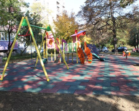 Поредна нова детска площадка изградиха в район 