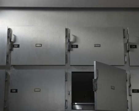 Син отиде на прибере тялото на починалата му майка, дадоха му мъж