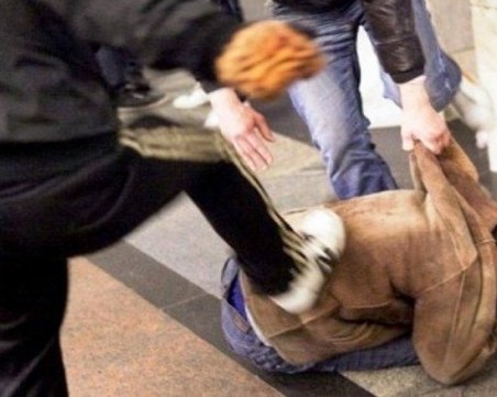 След пиянски скандал: Двама пребиха мъж с метални тръби в Кършияка