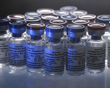 Задължителна COVID ваксинация въвеждат за държавните служители в Унгария