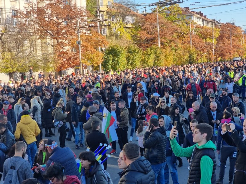 Хиляди на протест срещу мерките в София, блокираха движението на Орлов мост