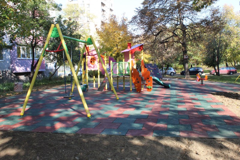 Поредна нова детска площадка изградиха в район 
