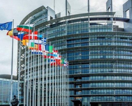 Европарламентът съди Еврокомисията