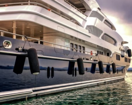 Гърция предприе спасителна операция на кораб с мигранти