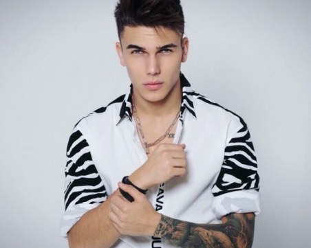 Изпратиха Денис Теофиков с негови песни