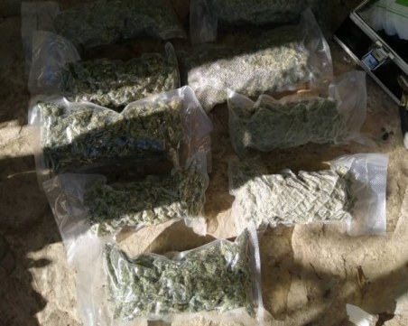 Съдебна охрана откри скрити наркотици в раницата и дрехите на осъден