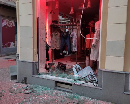 Вандали потрошиха витрината на магазин на Главната в Пловдив