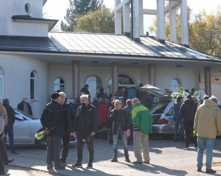 Десетки изпратиха легендата на 