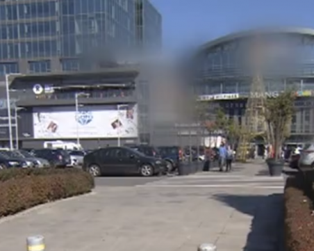 Недоволни от мерките опитаха да нахлуят в столичен мол