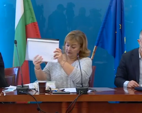 Разпечатаха офертите за щадящи тестове за учениците, решават за фирмата до понеделник