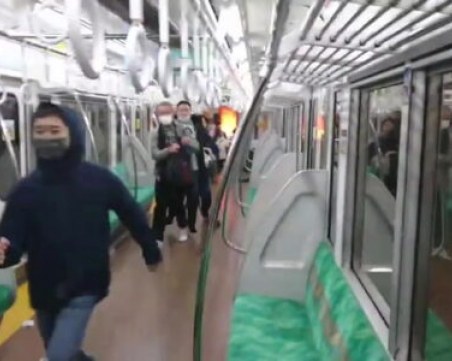 Мъж, облечен като Жокера, атакува пътници в метрото в Токио – ранени са 10 души