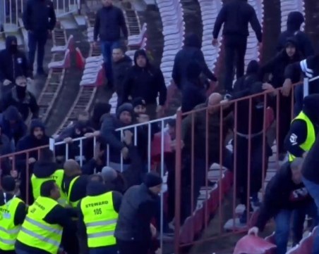 Меле между фенове на Локо Пловдив и ЦСКА на Армията!