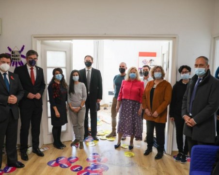 11 посолства осъдиха нападението в център на ЛГБТИ общността