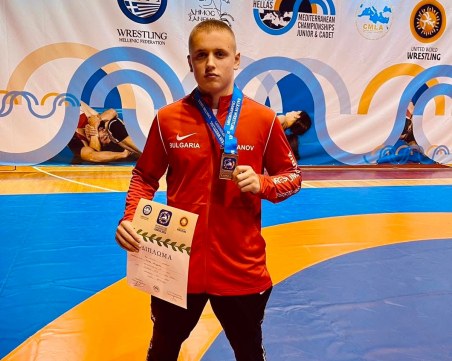 Борец от Стамболийски с бронзов медал от Балканското първенство по борба за кадети