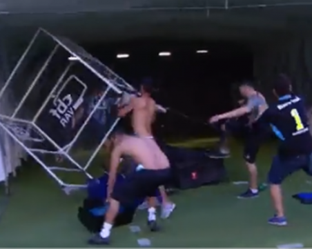 Екшън в Бразилия! Фенове на Гремио нахлуха на терена и счупиха ВАР