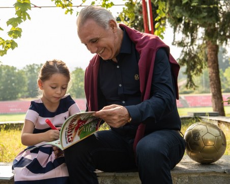 Христо Стоичков честити Деня на будителите