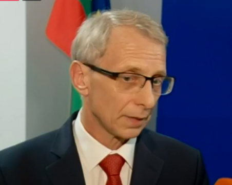 Министър Денков: Тестовете на учениците може да се правят и от родителите