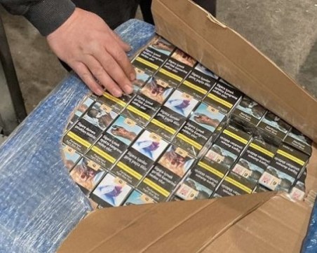 Спипаха двама с контрабандни цигари на пазар в Раковски