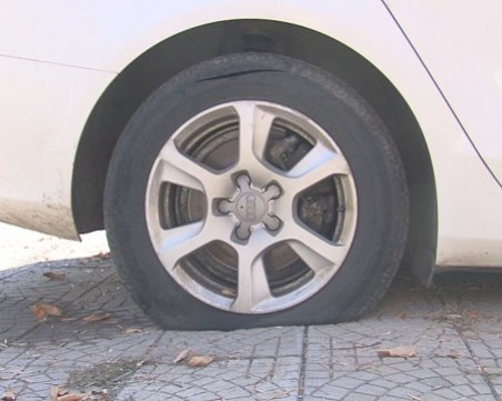 Хвнаха мъжа, срязал гумите на 30 коли в Бобов дол! Сред потърпевшите и Борис Дали