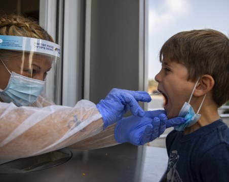 Кога ще се върнат учениците? Все още няма одобрен кандидат за COVID тестовете за децата