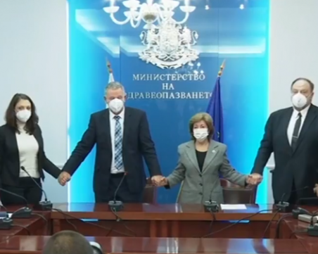 Министър Кацаров и български медици се хванаха за ръце - обединиха се символно срещу COVID