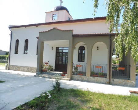 Освещават новата църква в 