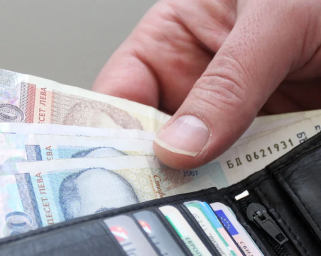 Поне 1103 лв. са необходими на човек на месец, за да живее нормално