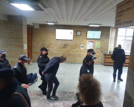 Трима източили сметката на управителя на 