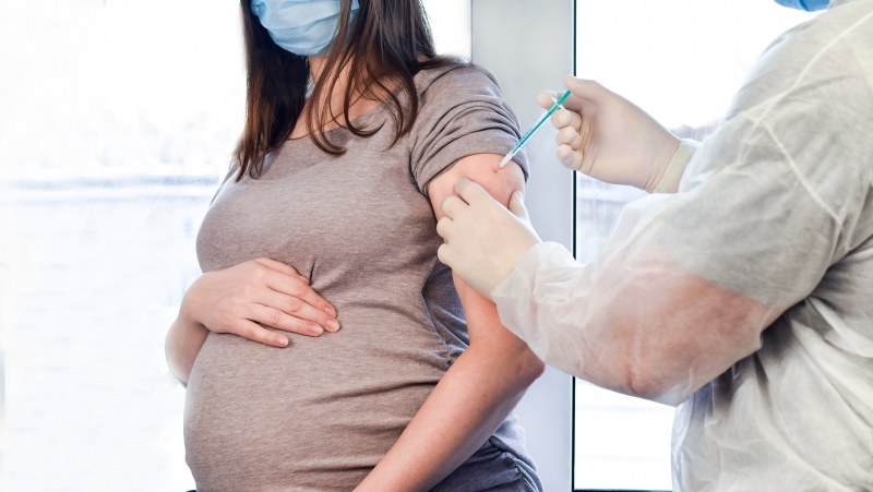 Доц. Димитрова: Бременните имат по-висок риск от тежко протичане на COVID-19, приоритетни са за ваксиниране