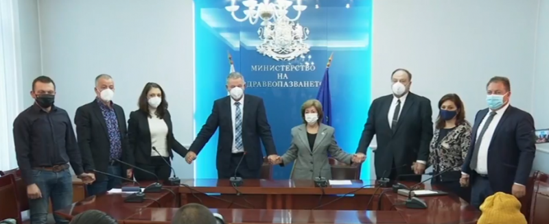 Министър Кацаров и български медици се хванаха за ръце - обединиха се символно срещу COVID