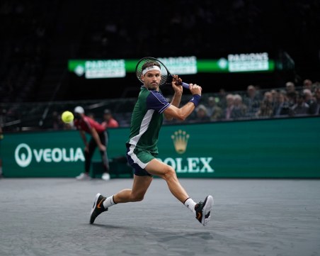 Григор продължава с победите в Париж, чака Зверев