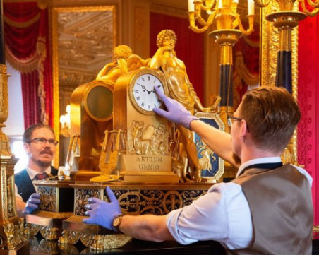 Кралското семейство има часовникар, който се грижи за 1500 часовника