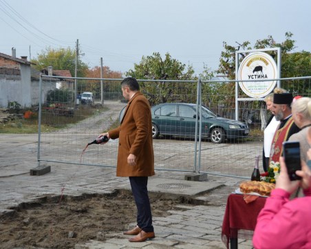 Първа копка на канализацията в Устина