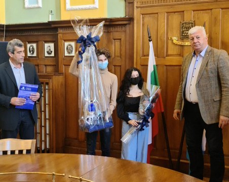 Сценични кадри с нови ателиета за