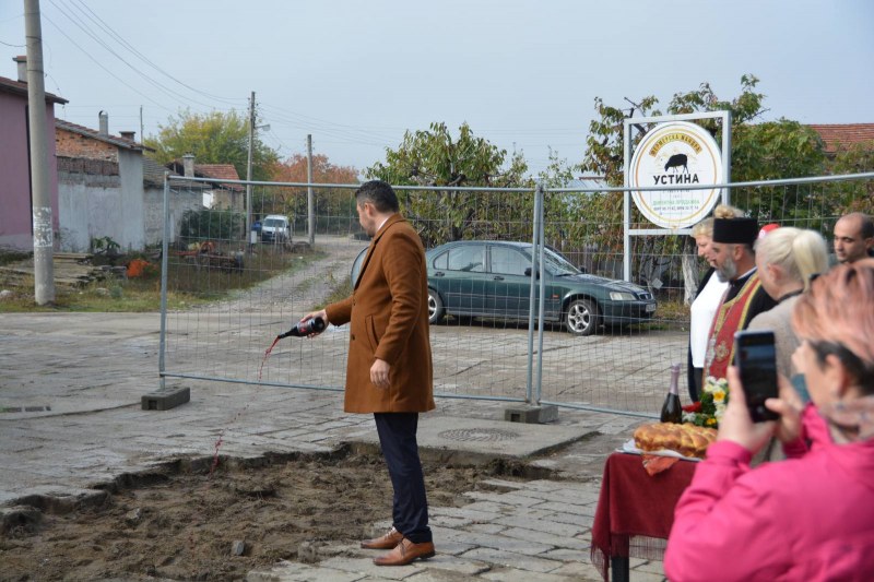 Първа копка на канализацията в Устина