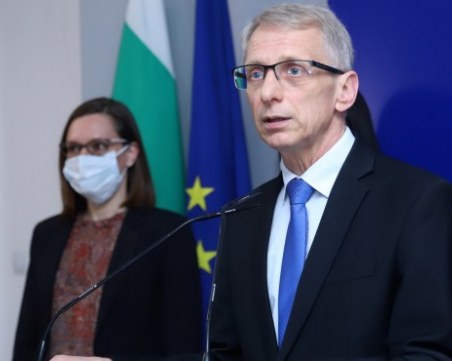 Денков: Връщането на учениците зависи от доставката на тестове