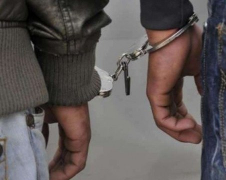 Задържаха двама младежи за кражба в Пловдивско