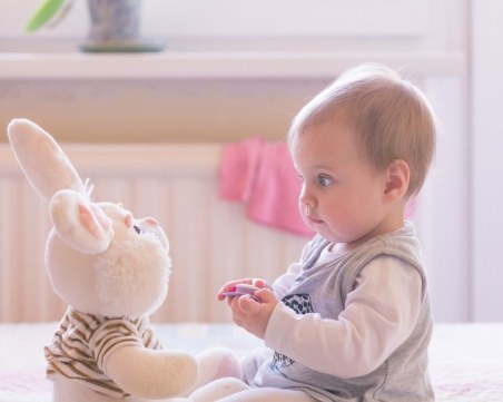 Как да говорим с бебето, за да развием речевите му способности