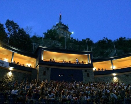 Общината си взима лятно кино 