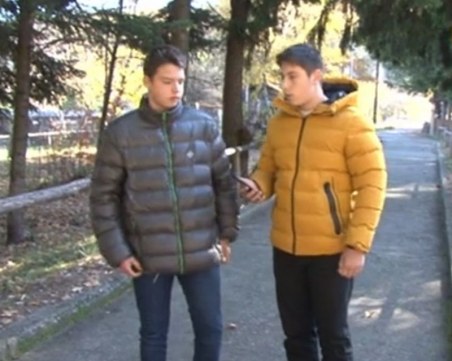 Осмокласници от Велинград върнаха скъп телефон на собственика му