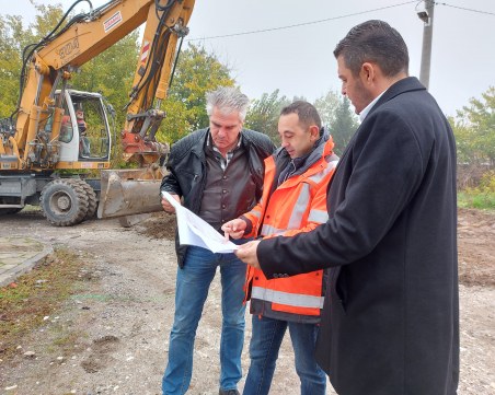 Ремонтират улица 