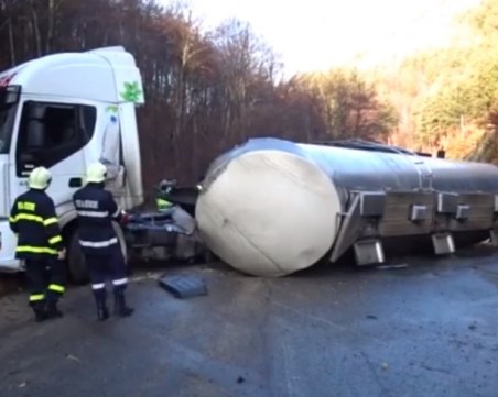 Цистерна се запали след сблъсък с друг тежкотоварен автомобил, шофьор е загинал на място